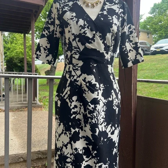 Saks Fifth Avenue Black and White Sheath Dress V-Neck 3/4 Sleeve